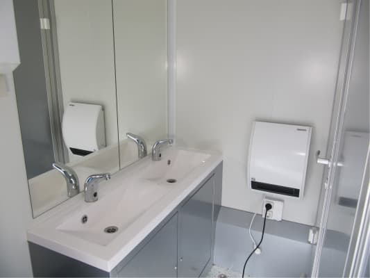 Durchdachter Hygienebereich mit moderner Ausstattung